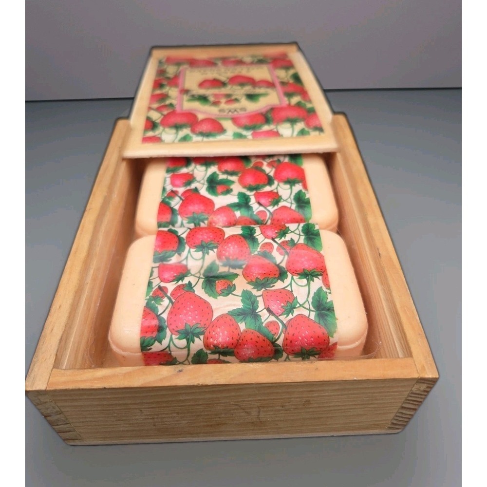 Vintage 2004 Tri-Coastal Design Wild Strawberry - Two Milled Soaps - Picture 3 of 4
